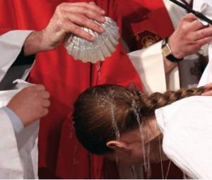 fillette baptisée eau versé sur sa tête, aube du prêtre rouge