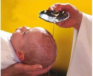 bébé se faisant baptisé, eau coule sur son front, fond jaune 