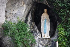 Vierge Marie de Lourdes dans la Grotte